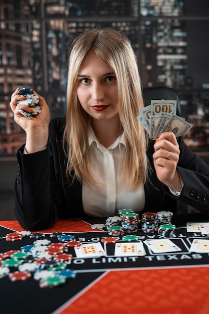 Jugadora sentada en una mesa en un casino y jugando al póquer.