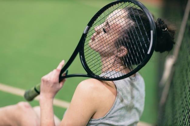 Jugadora de tenis jugando entrenamiento con raqueta y pelota en la cancha