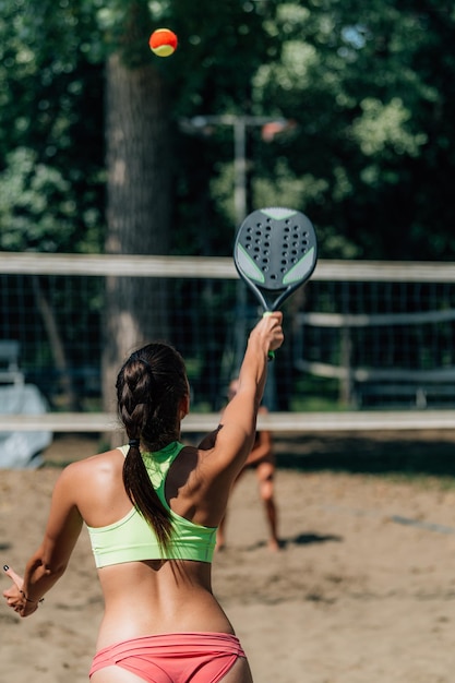 Foto jugadora de tenis de playa