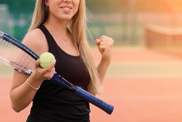 Jugadora de torneo de tenis en la cancha de arcilla