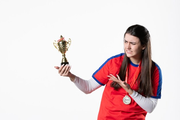 Foto jugadora de vista frontal con medalla y copa de oro