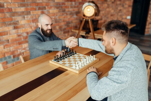 Foto los jugadores de ajedrez se dan la mano antes del juego