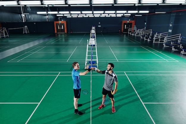 Los jugadores de bádminton se estrechan las manos