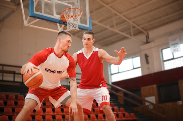 Jugadores de baloncesto en acción