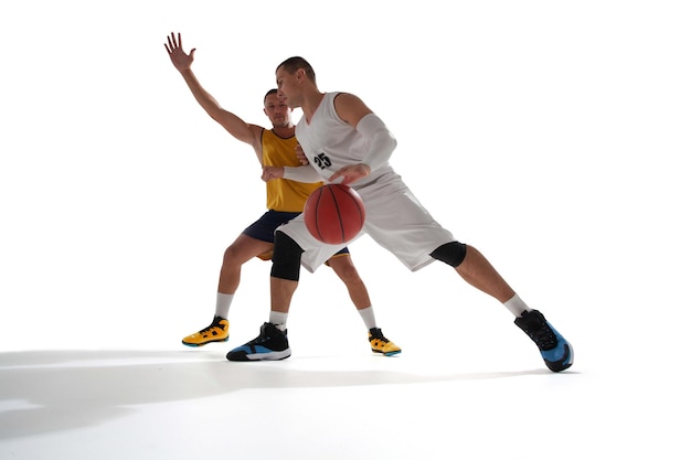 Jugadores de baloncesto en una gran arena profesional durante el juego