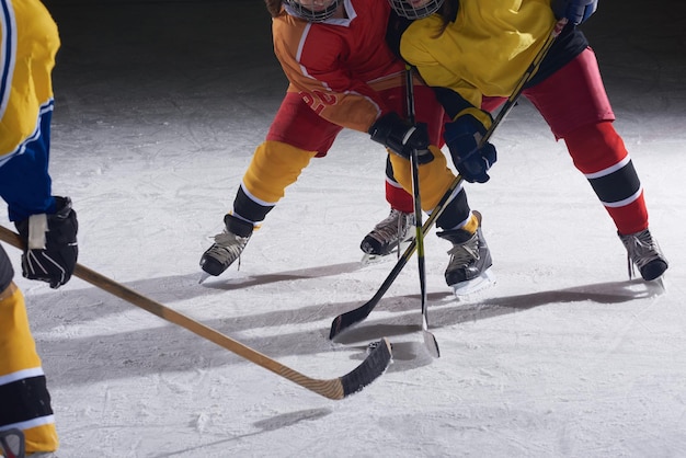 Foto jugadores deportivos de hockey sobre hielo en acción, concepto de competencia empresarial, chicas adolescentes en entrenamiento