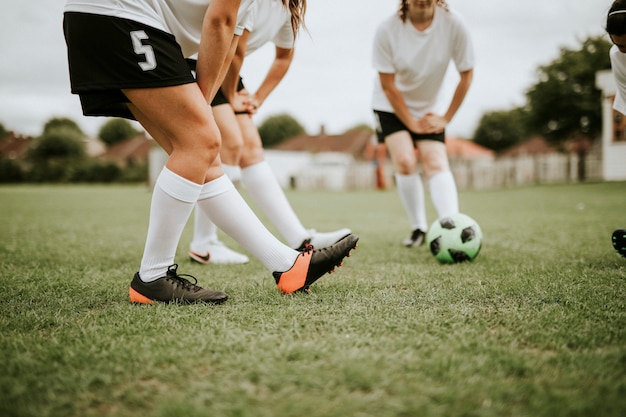 Foto jugadores del equipo de fútbol femenino estiramiento pre juego