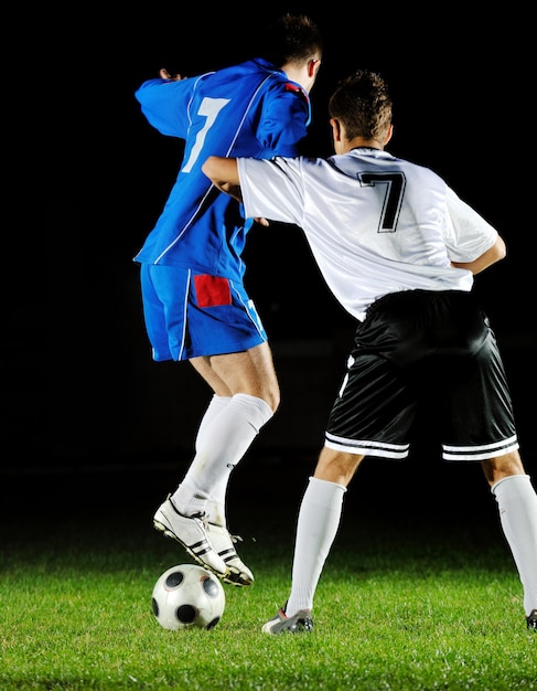 jugadores de fútbol en acción para el balón