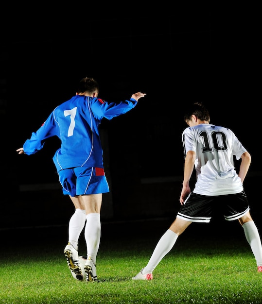 jugadores de fútbol en acción para el balón