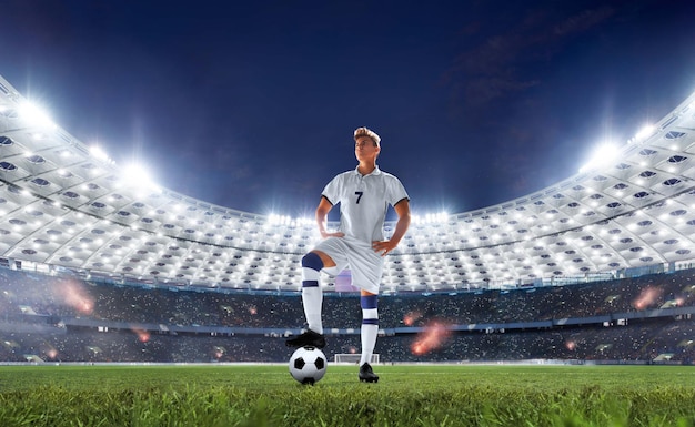 Jugadores de fútbol en acción en estadio profesional