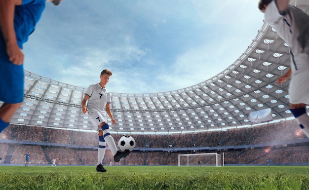 Jugadores de fútbol en acción en un estadio profesional