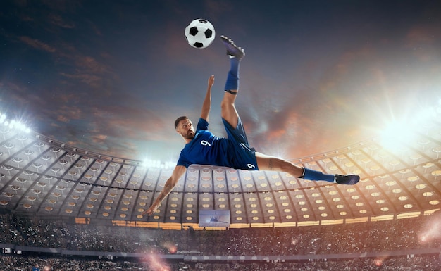 Jugadores de fútbol en acción en estadio profesional