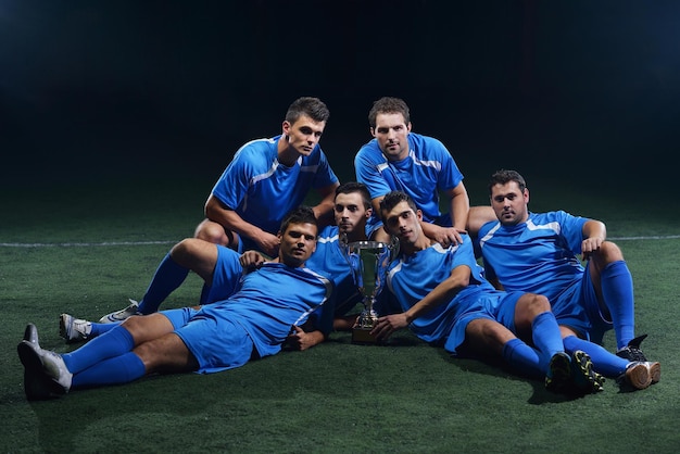 jugadores de fútbol celebrando la victoria