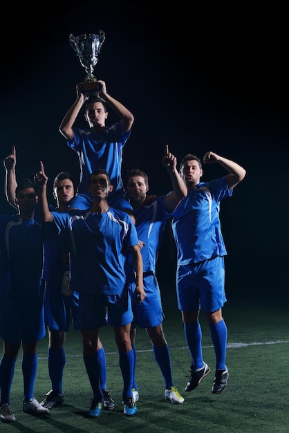 jugadores de fútbol celebrando la victoria