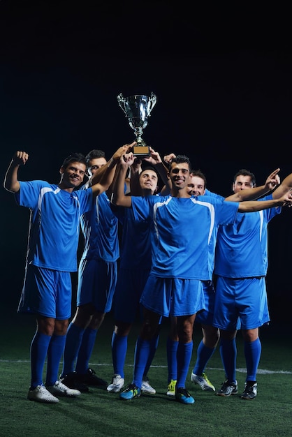 Foto jugadores de fútbol celebrando la victoria