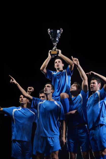 Foto jugadores de fútbol celebrando la victoria