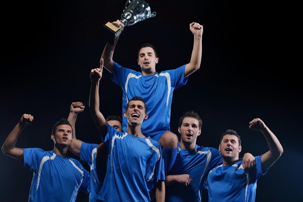 Foto jugadores de fútbol celebrando la victoria