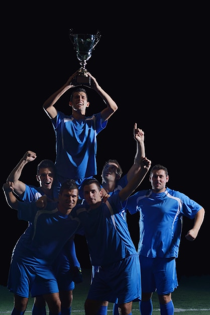 Foto jugadores de fútbol celebrando la victoria