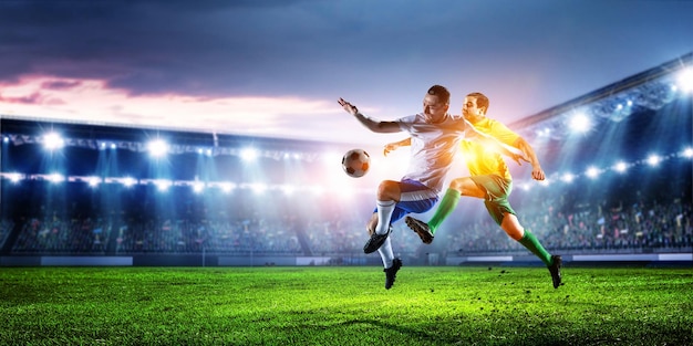 Jugadores de fútbol en el estadio en acción. Técnica mixta