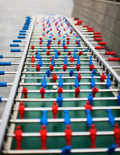 Jugadores de fútbol de mesa rojo y azul, enfoque selectivo.