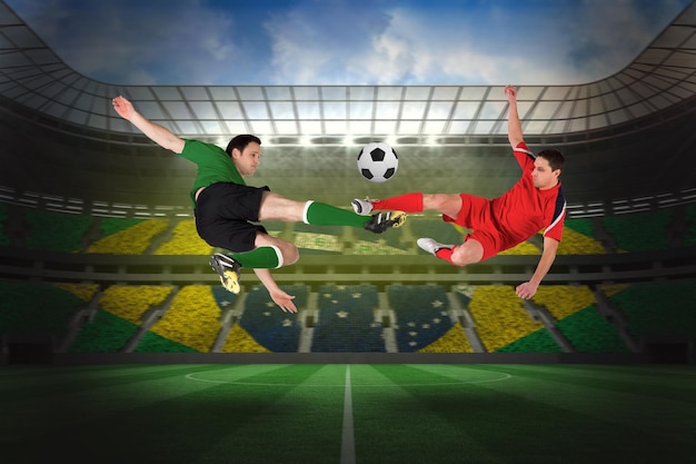 Jugadores de fútbol que luchan por el balón contra un gran estadio de fútbol con hinchas brasileños