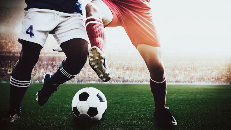 Foto jugadores de fútbol soccer competencia de equipo rojo y azul en el estadio deportivo