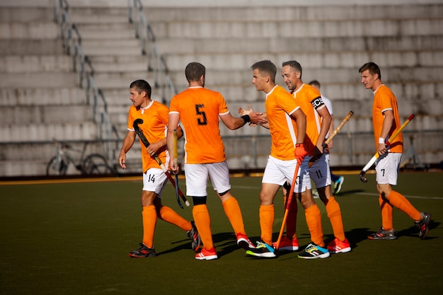 Foto jugadores de hockey sobre césped durante un partido de torneo