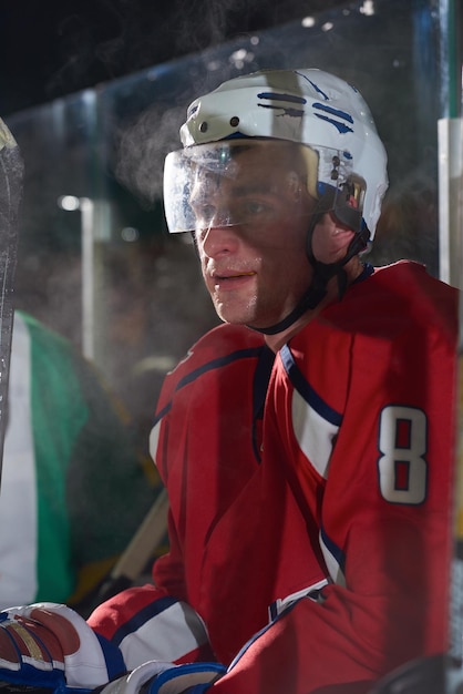 jugadores de hockey sobre hielo, grupo de personas, amigos del equipo esperando y relajándose en el banco para comenzar el juego