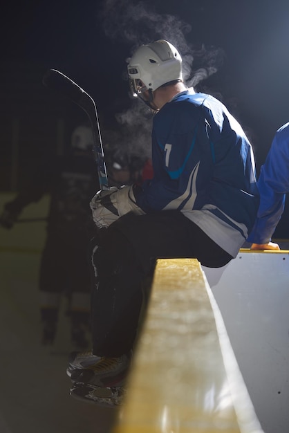 jugadores de hockey sobre hielo, grupo de personas, amigos del equipo esperando y relajándose en el banco para comenzar el juego