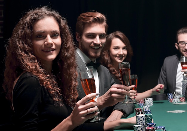 Jugadores de póquer sentados alrededor de una mesa en un casino