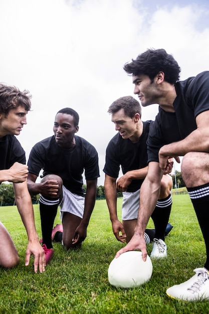 Jugadores de rugby discutiendo sus tácticas