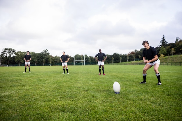 Jugadores de rugby entrenando en lanzamiento