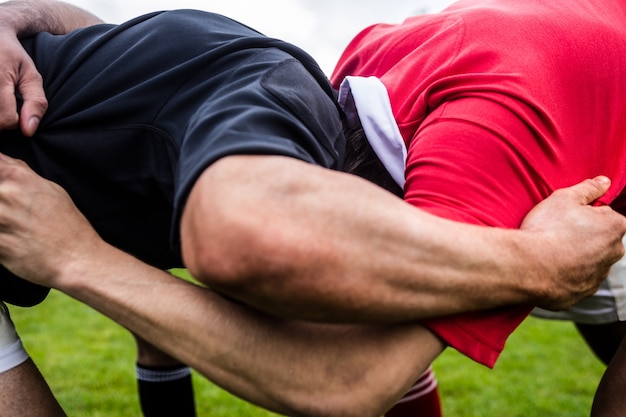 Jugadores de rugby haciendo un scrum