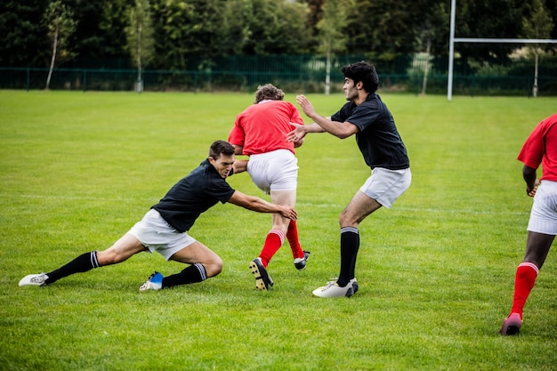 Jugadores de rugby jugando un partido