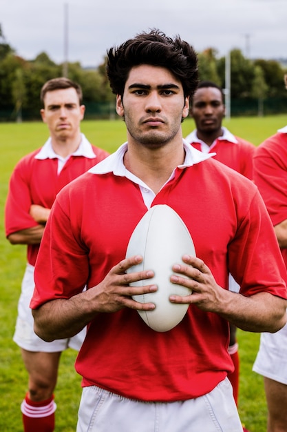 Foto jugadores de rugby resistentes listos para jugar