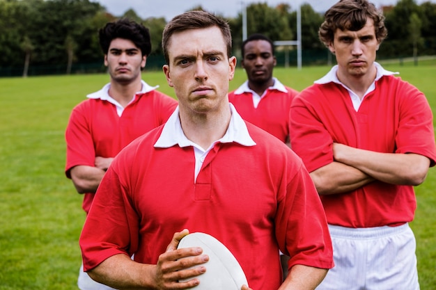 Foto jugadores de rugby resistentes listos para jugar