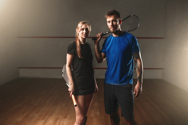 Jugadores de squash masculinos y femeninos con raquetas