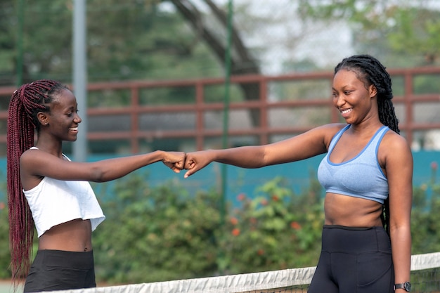 Foto los jugadores de tenis se estrechan la mano