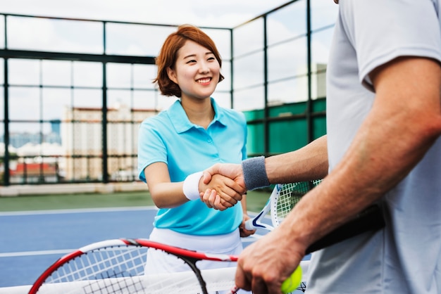 Jugadores de tenis con mentalidad deportiva