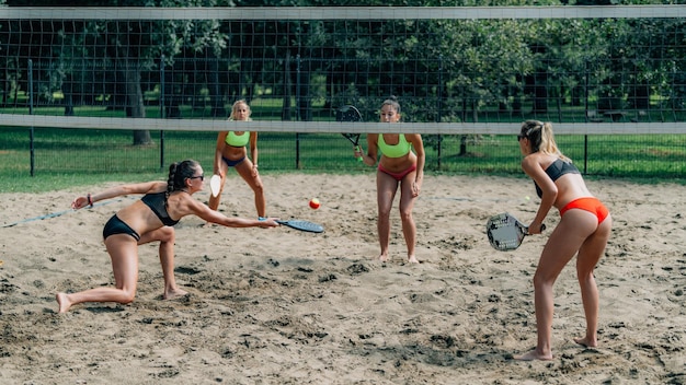 Jugadores de tenis playa en la red