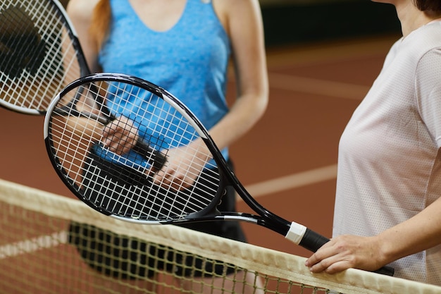 Jugadores de tenis con raquetas