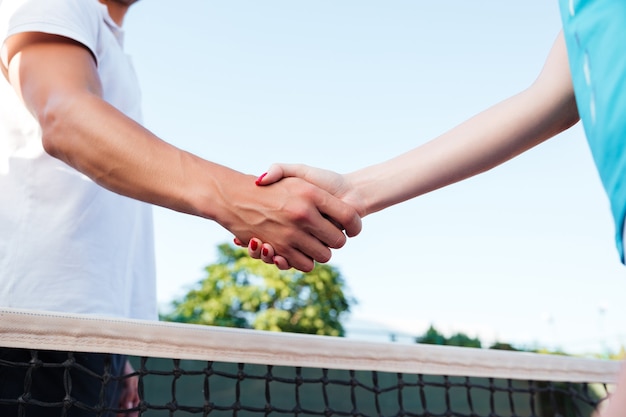 Los jugadores de tenis se saludan