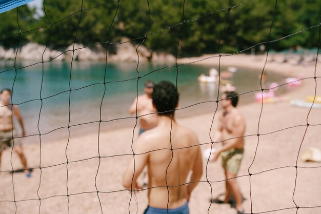 Jugadores de voleibol en la playa.