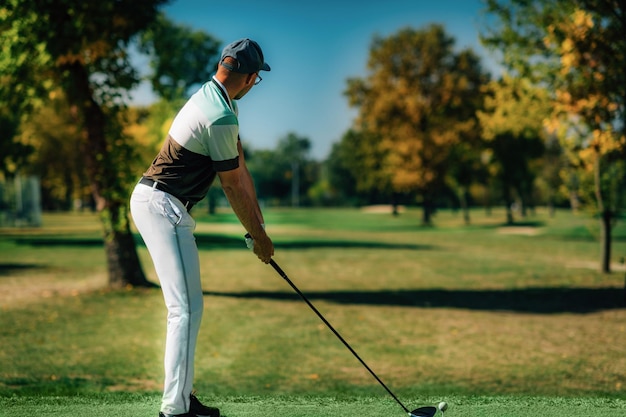 Jugando al golf Golfista preparándose para el tiro