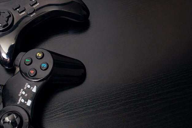 Jugando al joystick en una mesa de madera negra
