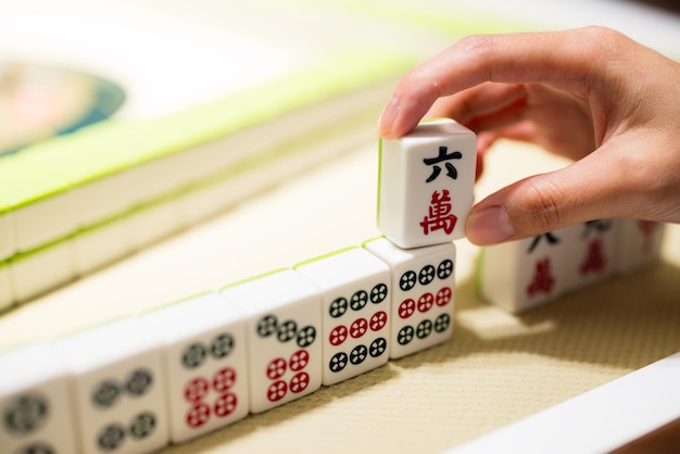 Foto jugando al mahjong en la mesa