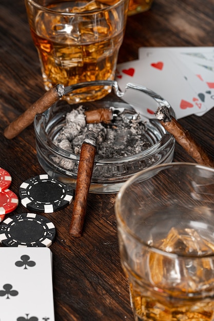 Jugando al póquer con whisky y puros en la mesa