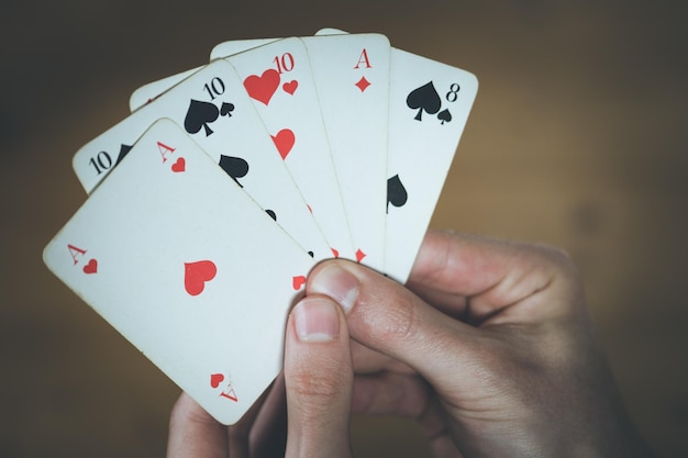 Jugando a las cartas Cartas de póquer en la mano de un hombre