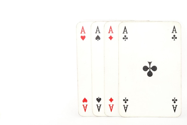 Jugando a las cartas cuatro as de la baraja vista completa sobre fondo blanco.