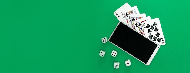 Jugando a las cartas, dados de póquer y teléfono en panorama de tela azul verde